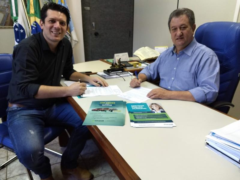 Prefeitura de Nova Laranjeiras firma convenio de credito consignado com SICOOB